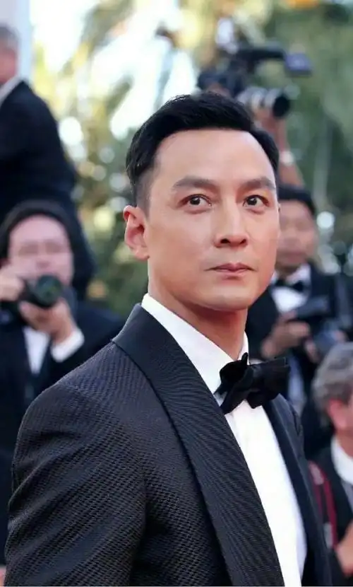 虽然吴彦祖现在被嘴逐渐像苏大强化,但是他只要愿意稍微捯饬.