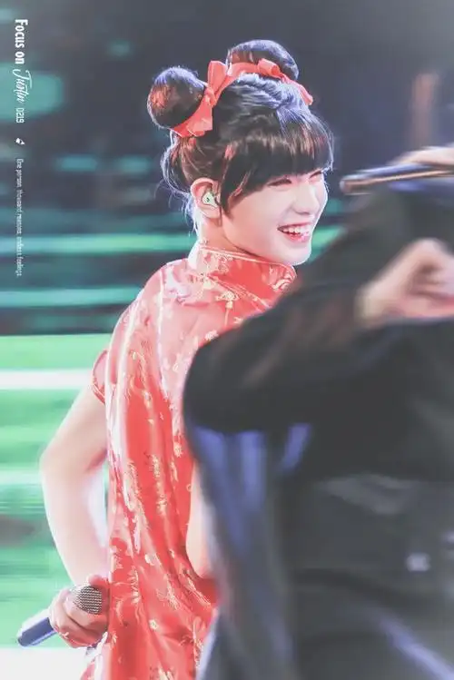 回眸一笑的表情绝了|旗袍|造型|黄明昊_新浪新闻