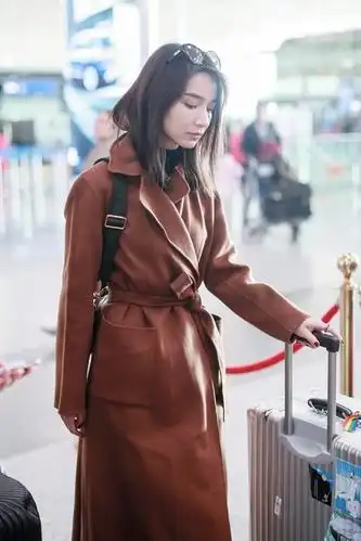 代斯现身机场,穿束腰大衣腿好长,脚踩皮靴又帅气又酷