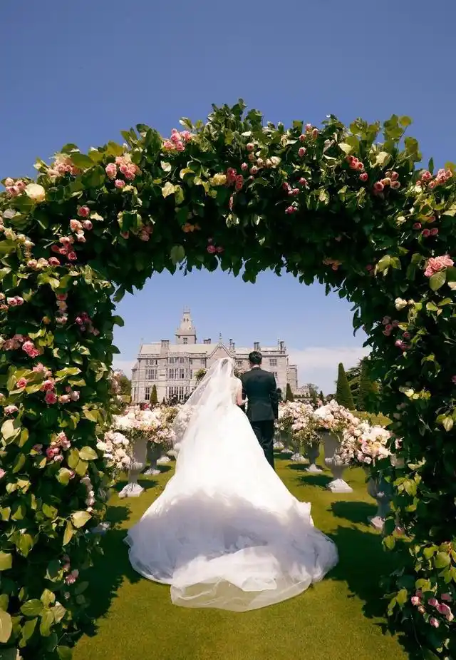 张若昀唐艺昕婚礼现场高清图唯美梦幻伴郎伴娘化身戏精