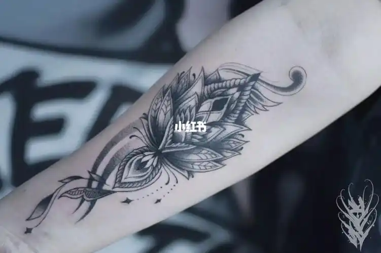 小臂梵花纹身