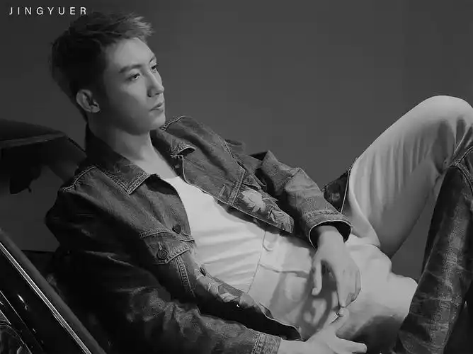 黄景瑜时尚芭莎分享魅惑众生的动图一组