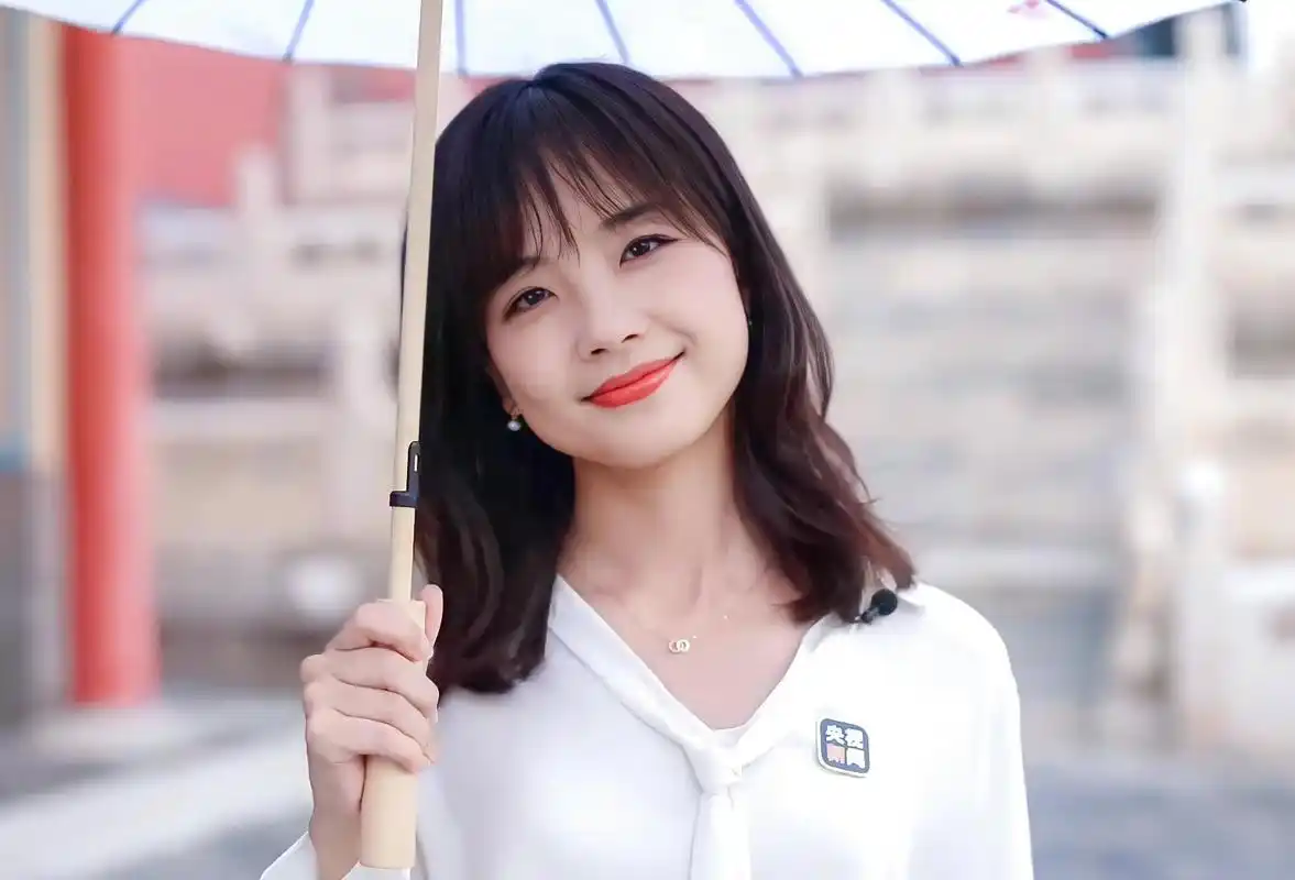 央视记者王冰冰重返一线舞台,搭档门面主持人任鲁豫