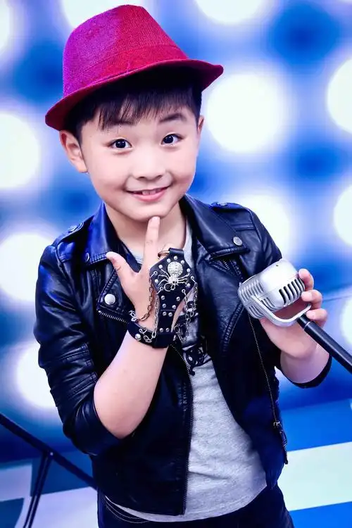 我是个活泼可爱阳光的小帅哥,我平时喜欢唱歌跳舞