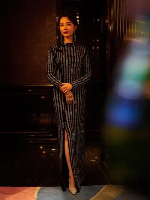 陈数黑色旗袍亮相品牌活动 完美曲线尽显优雅自律美