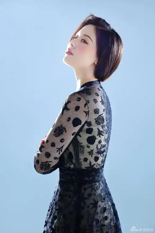 王力可容鲜艳时尚感十足写真