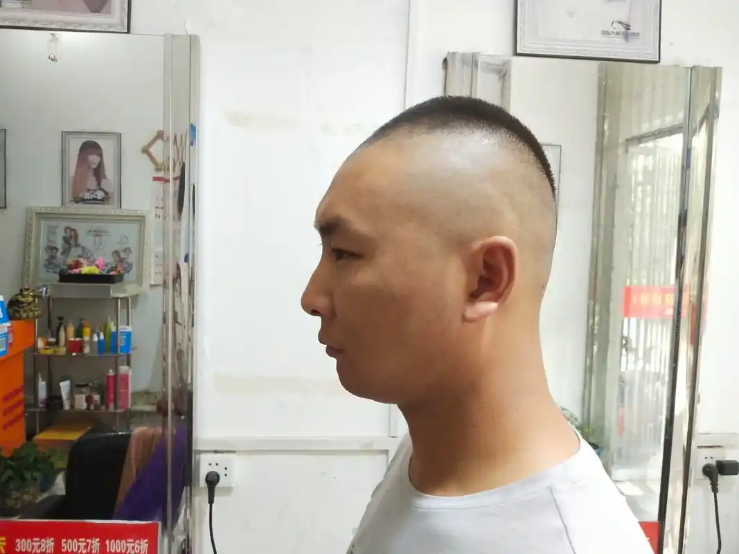 点,我们可以把头顶区剪成这种尖尖的造型,也就是我们所说的子弹头发型