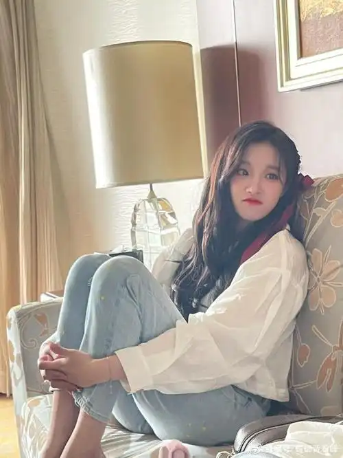 就在昨天宋雨琦在微博晒出自己的美照,照片中她翘起二郎腿,大脚趾竖起