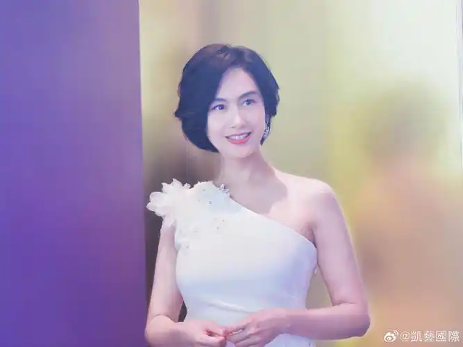 凯艺娱乐#朱茵超话春天不止有花木的生机盎然,还有姐姐的美图让我们