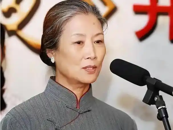 回顾吕中:嫁小学同学恩爱53年,丈夫病逝后,儿媳的做法令她感动