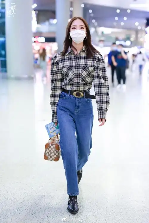 9月17日,孟美岐现身上海机场,格纹衬衫搭配蓝色牛仔裤