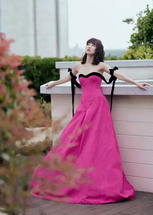 宋茜玫瑰粉裙##时尚芭莎红毯