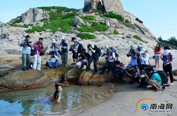4月29日,"美丽海南人体摄影"活动在万宁港北开拍,摄影家们被这美景