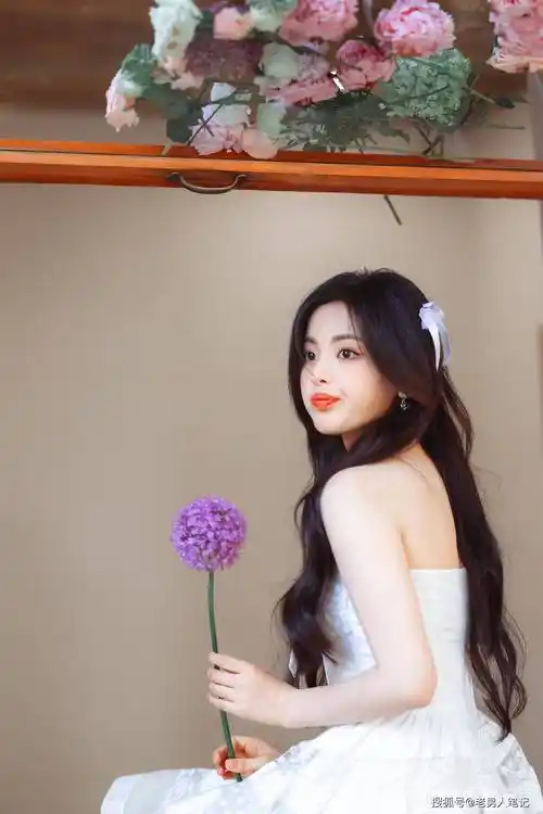 杨超越鲜花大片,一袭白色抹胸长裙,诠译初夏少女的浪漫格调_姐姐_气质