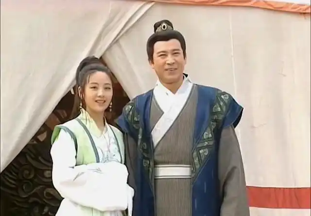 在2000年的时候上映,由聂远,黄奕,师小红,李佳璘等主演,讲述两个同年