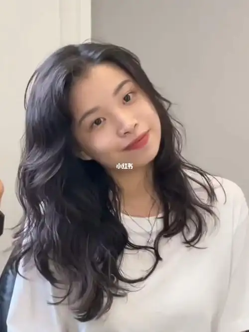 圆脸肉脸女生高级感烫发秋冬发型推荐