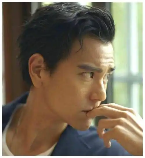 彭于晏和女伴同游日本,曝光照片!网友惊呼"老了十岁"!_形象_变化_帅哥