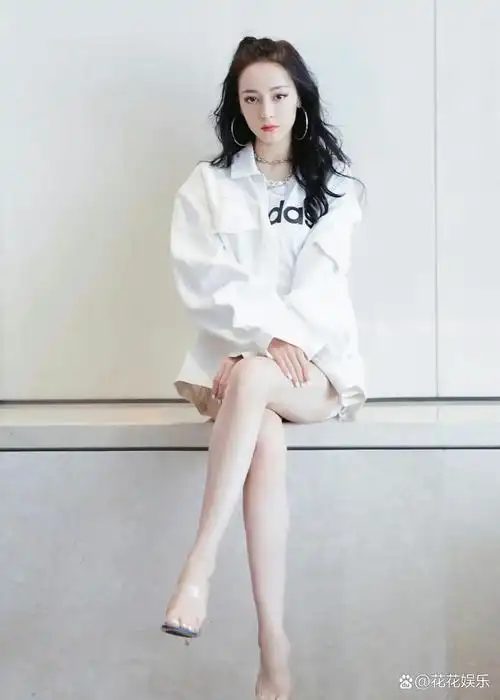 迪丽热巴身穿白色短袖短裤外搭同色系外套,这肤白貌美大长腿谁不爱看
