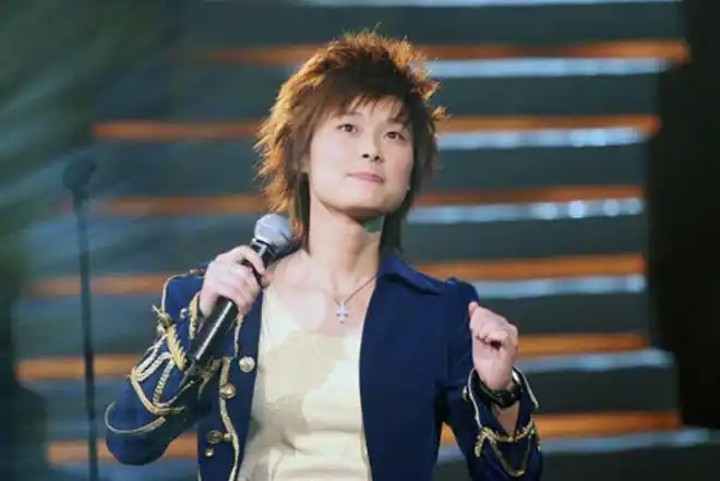 超女冠军出道却在音乐节遭观众扔石头李宇春不惧流言做自己