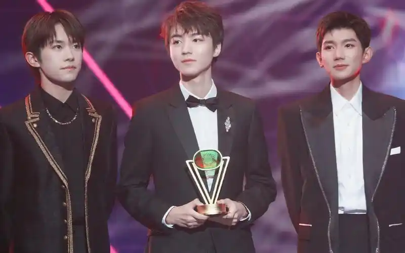 14年415第二届音悦v榜年度盛典 获内地最具人气歌手 音悦直播人气歌手