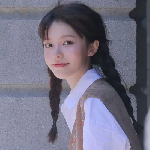 你的微笑充满了阳光积极向上的女生头像