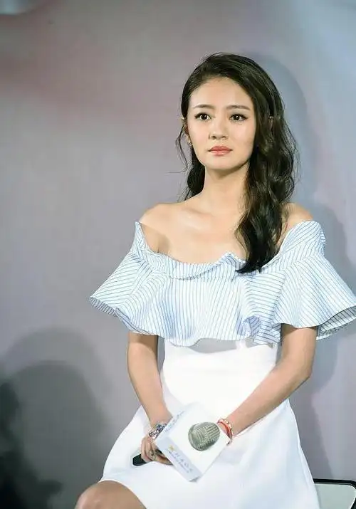 安以轩气质真好,参加活动穿朴素裙子,却显得更加年轻