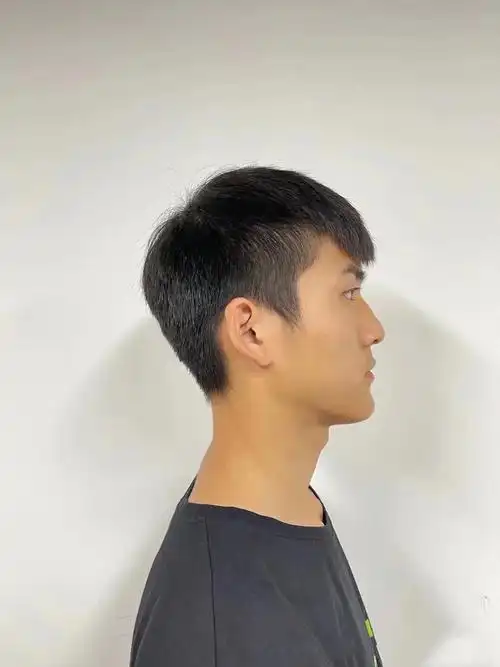 时尚帅气的一款发型适合长度3～5厘米,两侧修饰必须帅气