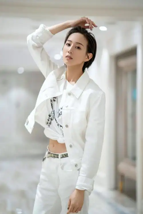 张钧甯黑裙胸前「开出一长条」! 下秒风格大变秀傲人蚂蚁腰