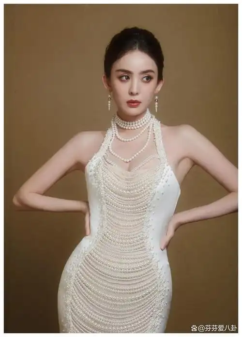 古力娜扎活动照曝光,白色暴露装满珍珠,胸口点缀成为亮点