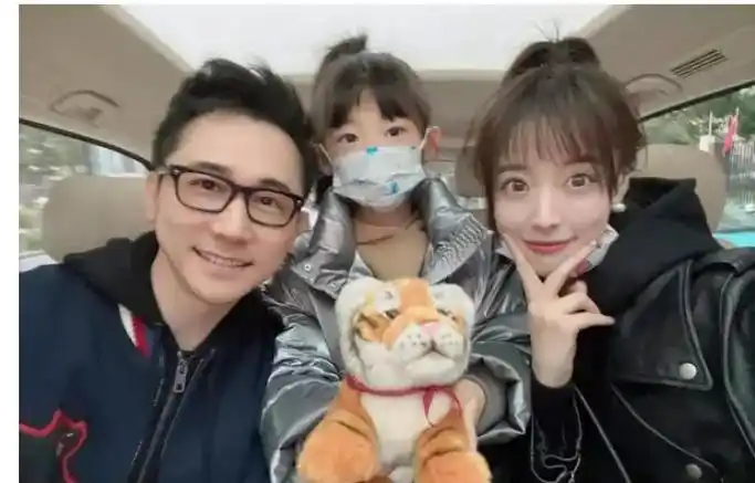 周瑾的双重身份:东方卫视主持人和两个孩子的母亲