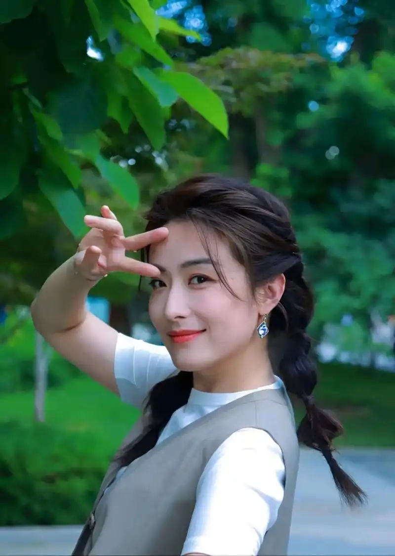 徐百卉校园照片,扎尔麻花辫,甜蜜和减龄山.