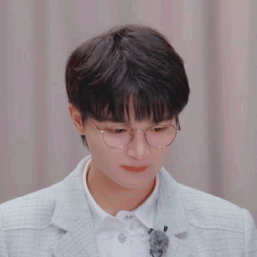 周深超话#周深声生不息家年华#    戴眼镜把我迷晕了03@卡布叻_周深