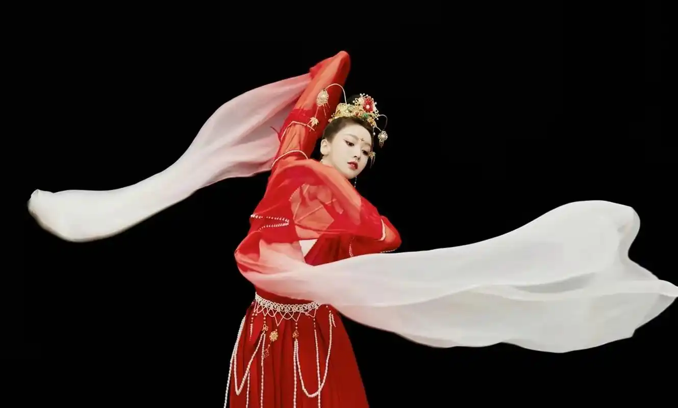 姜贞羽一袭红衣飘飘起舞,让人眼前一亮#你心中的古装女神# #娱乐大赏