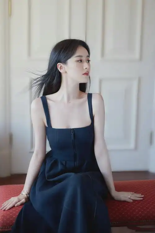 袁冰妍一身黑色吊带裙勾勒优越身材,优雅与甜美尽显_高清图集_新浪网