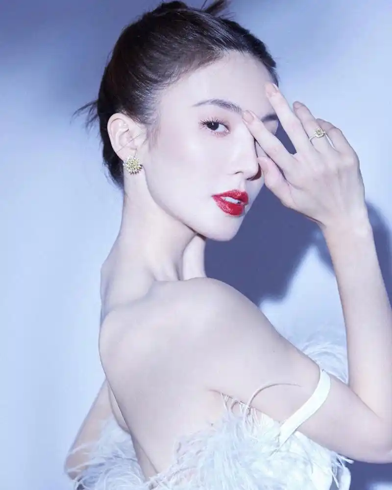 婀娜多姿,性感撩人的"人间尤物"#金晨# 一袭白色吊带羽毛裙,肤白貌美