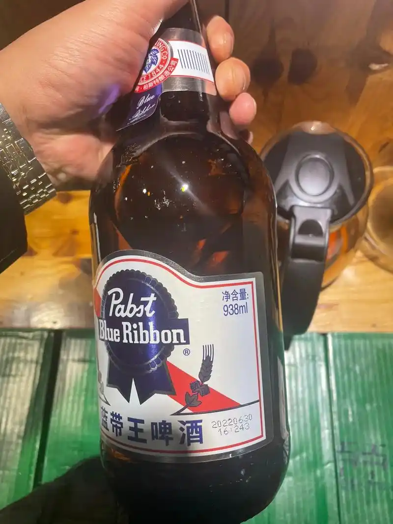 唯有喝酒解千愁 老板给我来四瓶啤酒,就四瓶,多一瓶都喝不掉 - 抖音