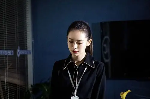 戚薇在女子图鉴中从职场菜鸟变女精英衣品进阶只需4步get