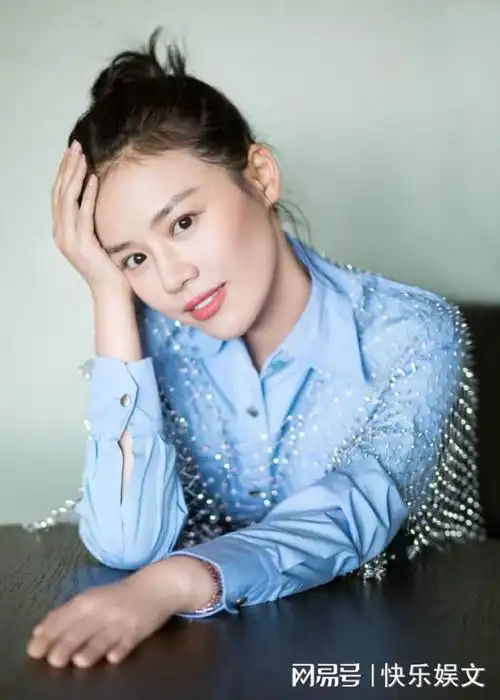 35岁马思纯现身上海坐地铁素颜出街似普通路人穿着低调接地气