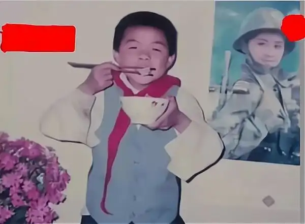 姚策有一个幸福的童年,而郭威童年被智障姐姐打骂,经常鼻青脸肿