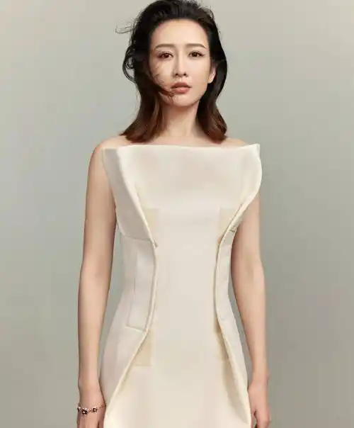 王鸥穿着一袭奇怪的白色连衣裙,将她雪白的肌肤衬托得更加细腻光滑.