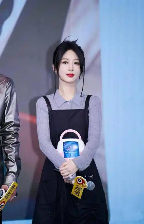 杨紫引领甜美穿搭新风尚,针织衫搭配工装连衣裙 马丁靴,美爆了_气质