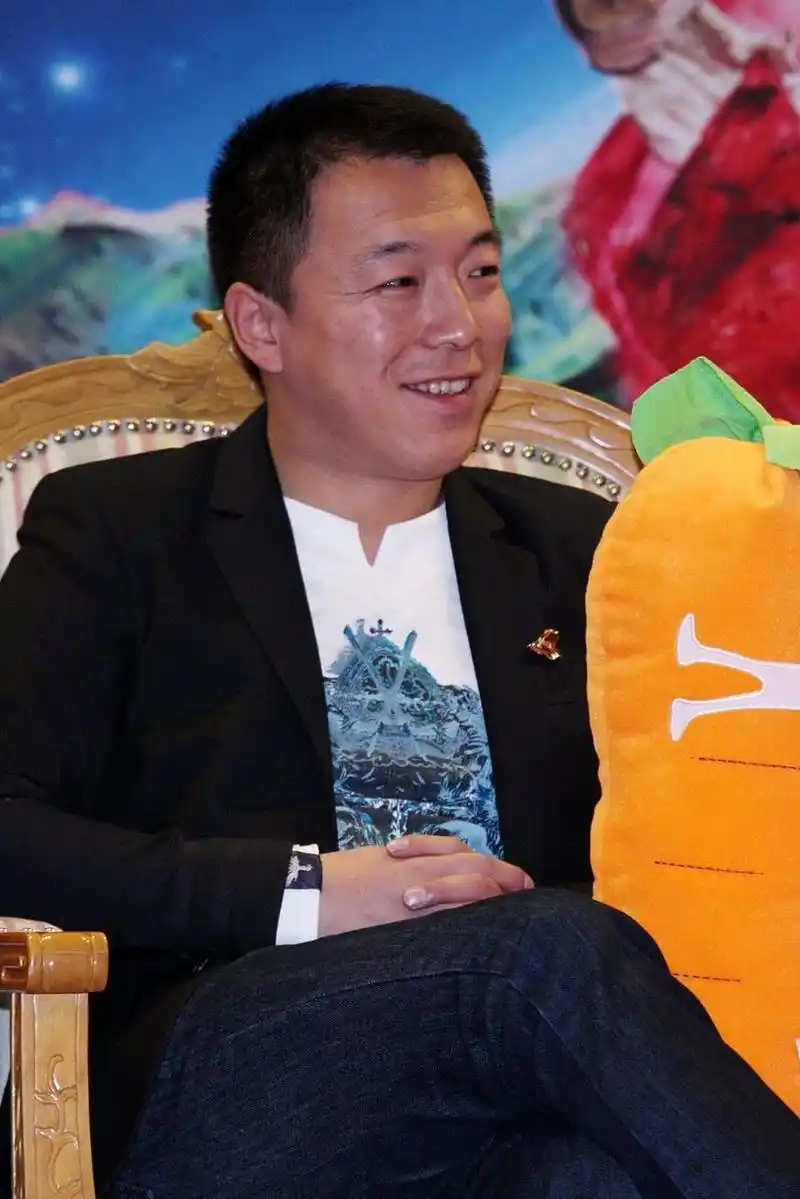 一天,张嘉译拉着孙浩去他家吃饭,他老婆王海燕准备了丰盛的饭菜招待