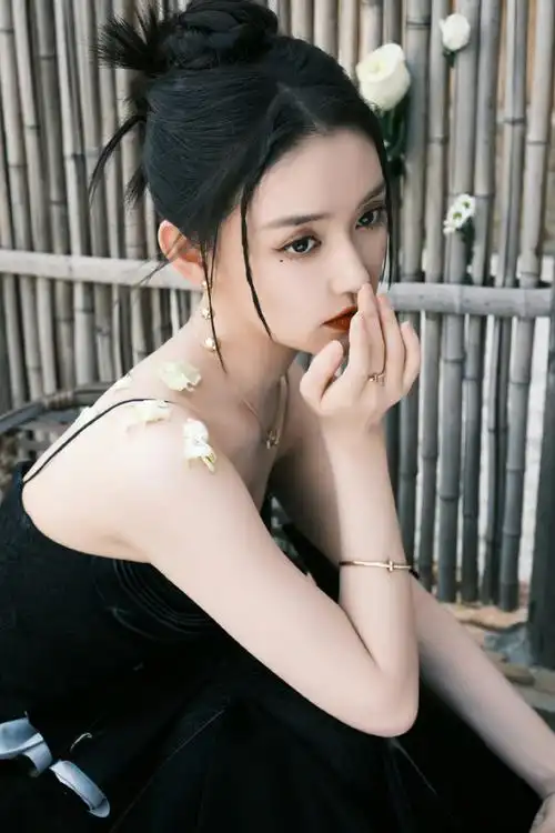 蒋依依礼服裙随拍