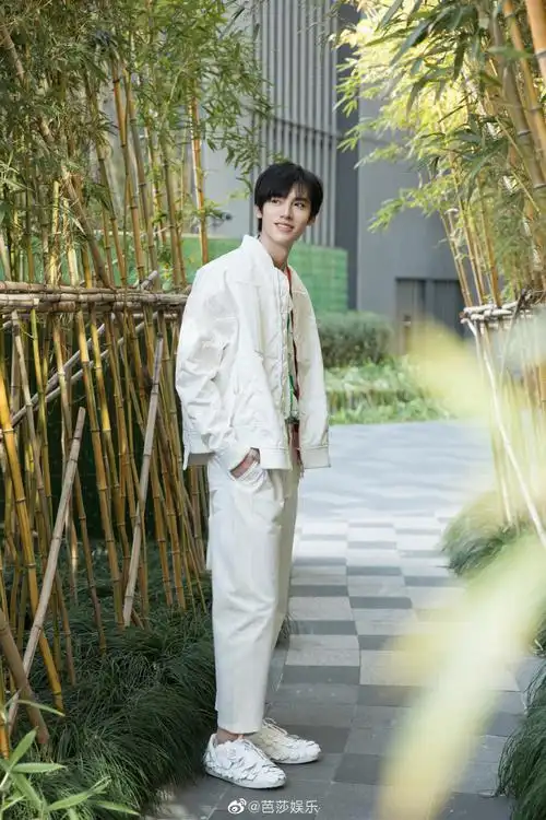 18邓超元今日出席品牌活动白色套装纯净温暖少年感与苏感并存如冬日