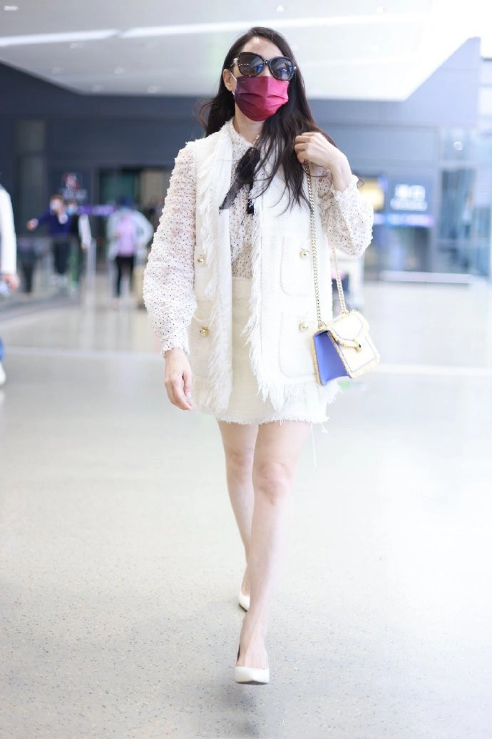 原创53岁伊能静"扮少女"没违和感,一身白色穿搭甜美温柔,清新俏皮