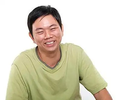 亚洲男性笑头像40多岁亚洲人中年微笑隔绝白色背景