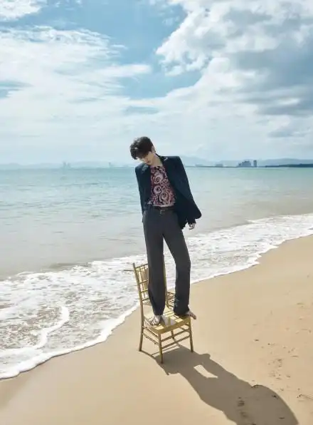 赤脚走在沙滩上,极致惬意的感受,你想跟蔡徐坤一起,听着海浪,踩着软沙