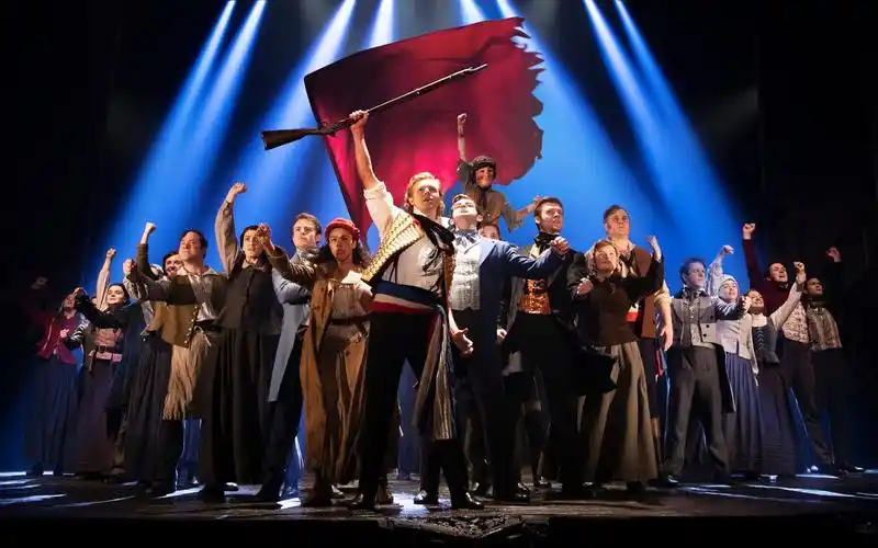 【熟肉】悲惨世界音乐剧 英巡版1819全场(中英字幕)_哔哩哔哩