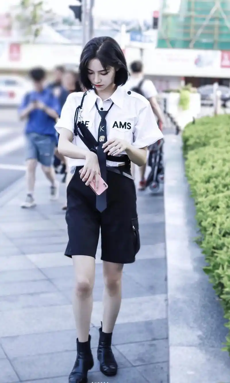 许佳琪魅力无人能及波波头短发配齐刘海乖巧时髦气质张扬自信