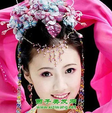 鹅蛋脸的古代未出阁的女子,头发是很华丽的一种盘发发型,看起来特别的